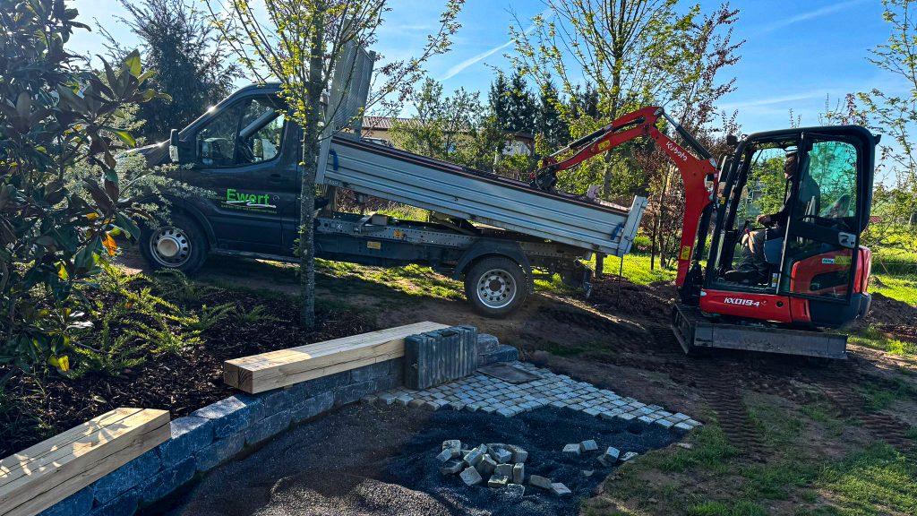 Sebastian Ewert aus Bad Köstritz steht für professionellen Tiefbau mit höchster Präzision. Von Erdarbeiten über Baugrubenaushub bis hin zu Kanal- und Leitungsbau schaffen wir stabile Grundlagen für jedes Bauprojekt.