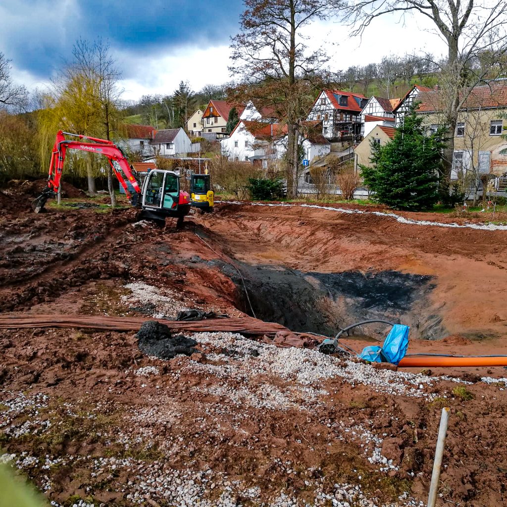 Tiefbau vom Profi: Präzise Vermessung, Erdarbeiten sowie Kanal- und Leitungsbau bilden die Grundlage für langlebige Bauprojekte. Wir sorgen für stabile Untergründe und sichere Infrastruktur.