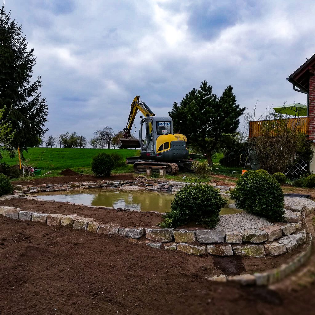 Tiefbau vom Profi: Präzise Vermessung, Erdarbeiten sowie Kanal- und Leitungsbau bilden die Grundlage für langlebige Bauprojekte. Wir sorgen für stabile Untergründe und sichere Infrastruktur.