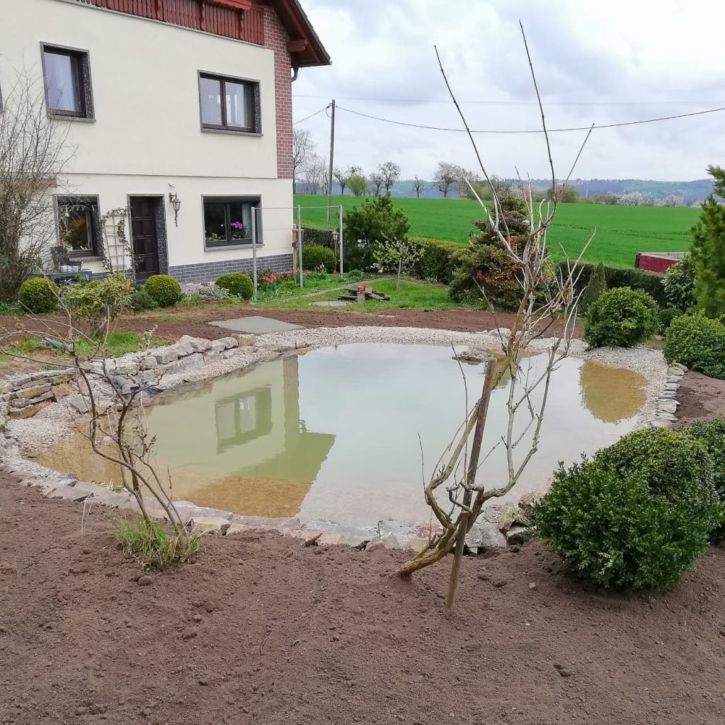 Tiefbau vom Profi: Präzise Vermessung, Erdarbeiten sowie Kanal- und Leitungsbau bilden die Grundlage für langlebige Bauprojekte. Wir sorgen für stabile Untergründe und sichere Infrastruktur.